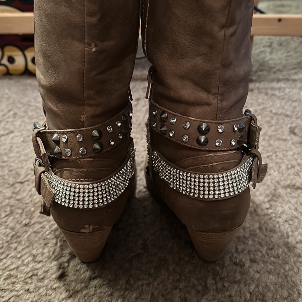 Boots - Picture 4 of 7